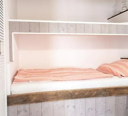 Fauler Schlafplatz - Hausboote Und Fischkutter Direkt Am